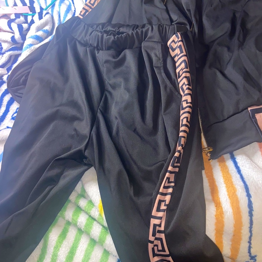Instagram boutique @pinkbelaire jogging set - Picture 2 of 2